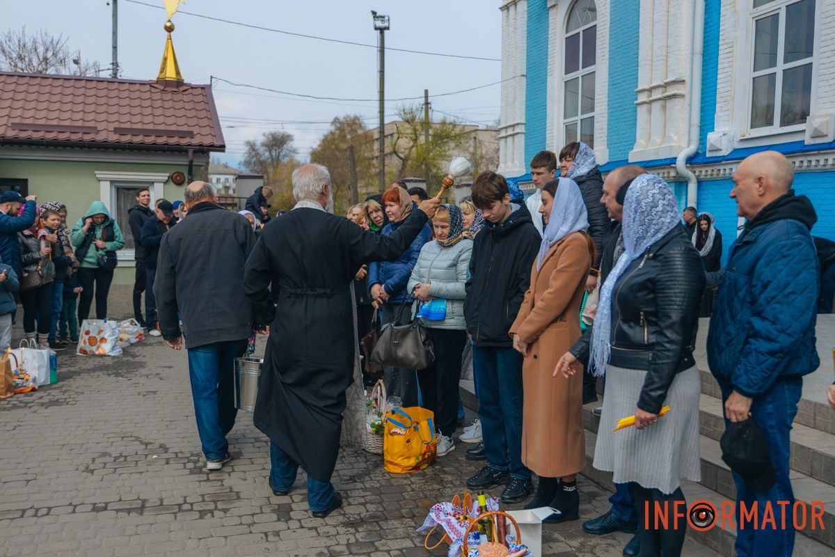 Традиційні ряди вздовж храму