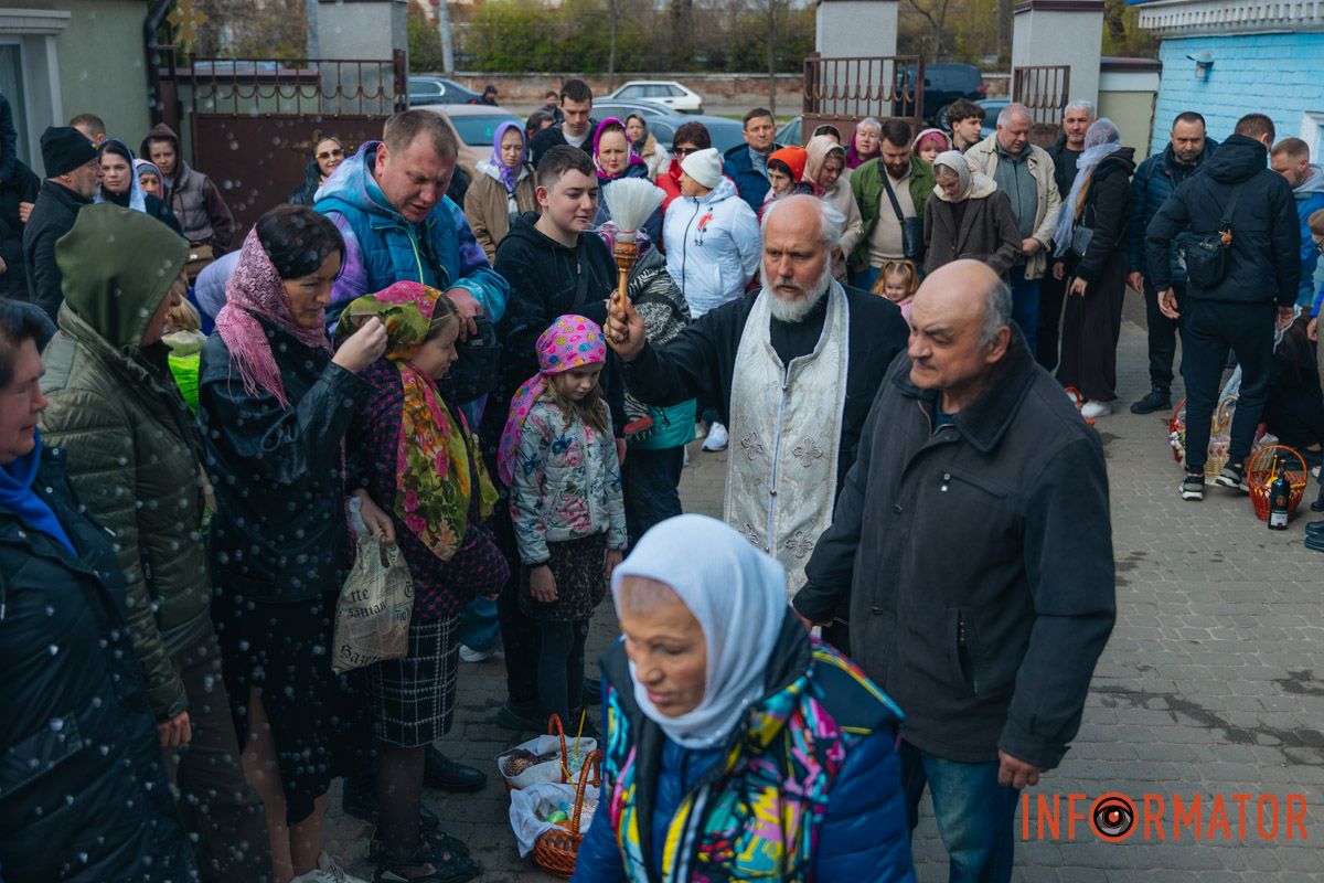 Священник щедро ділиться благословенням з усіма відвідувачами святині