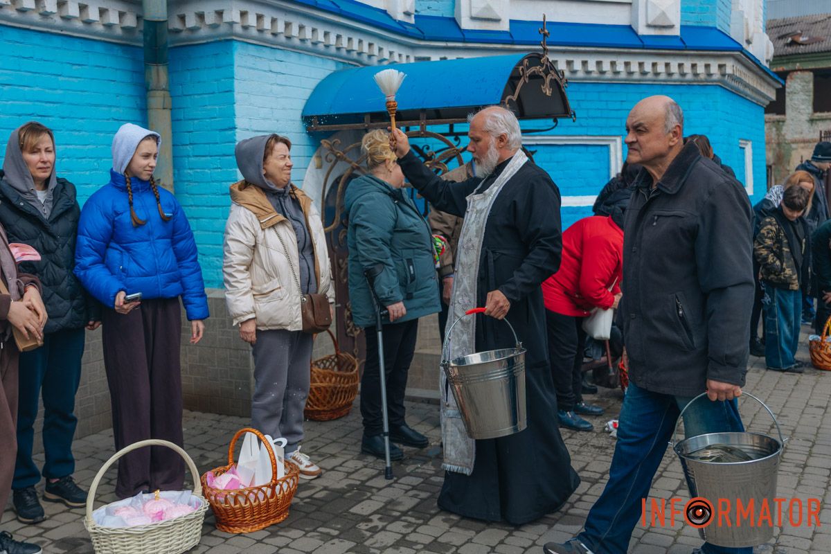 Свята вода окроплює паски, крашанки та обличчя відвідувачів храму