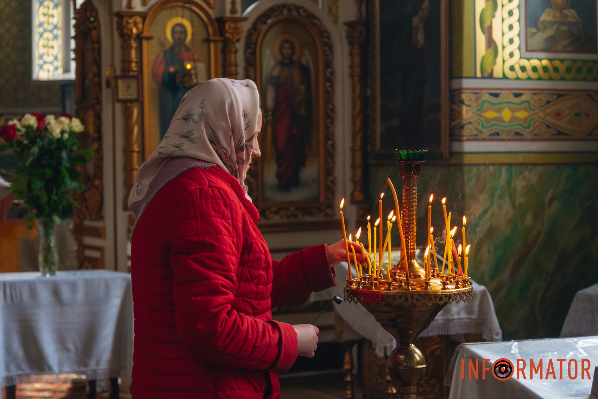 Навіть сильний вітер не зміг згасити віру та світло у серцях відвідувачів храму