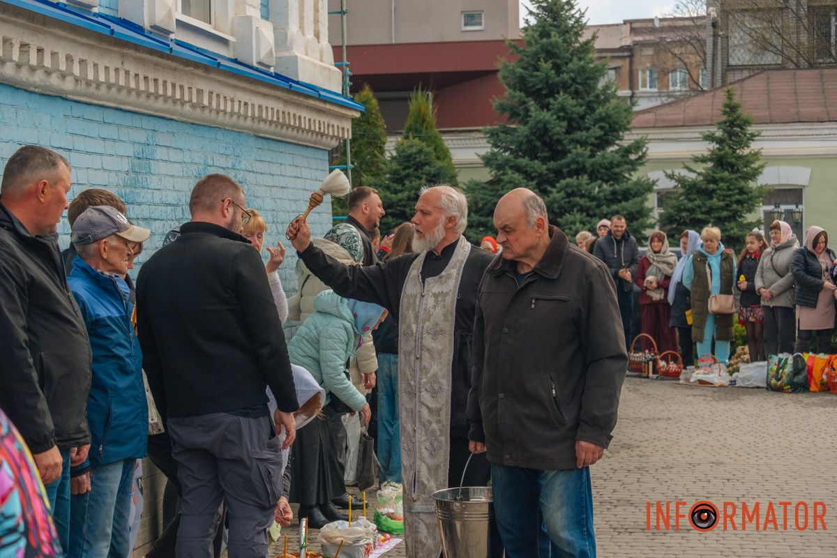 Мить щирої радості під час щедрого окроплення святою водою