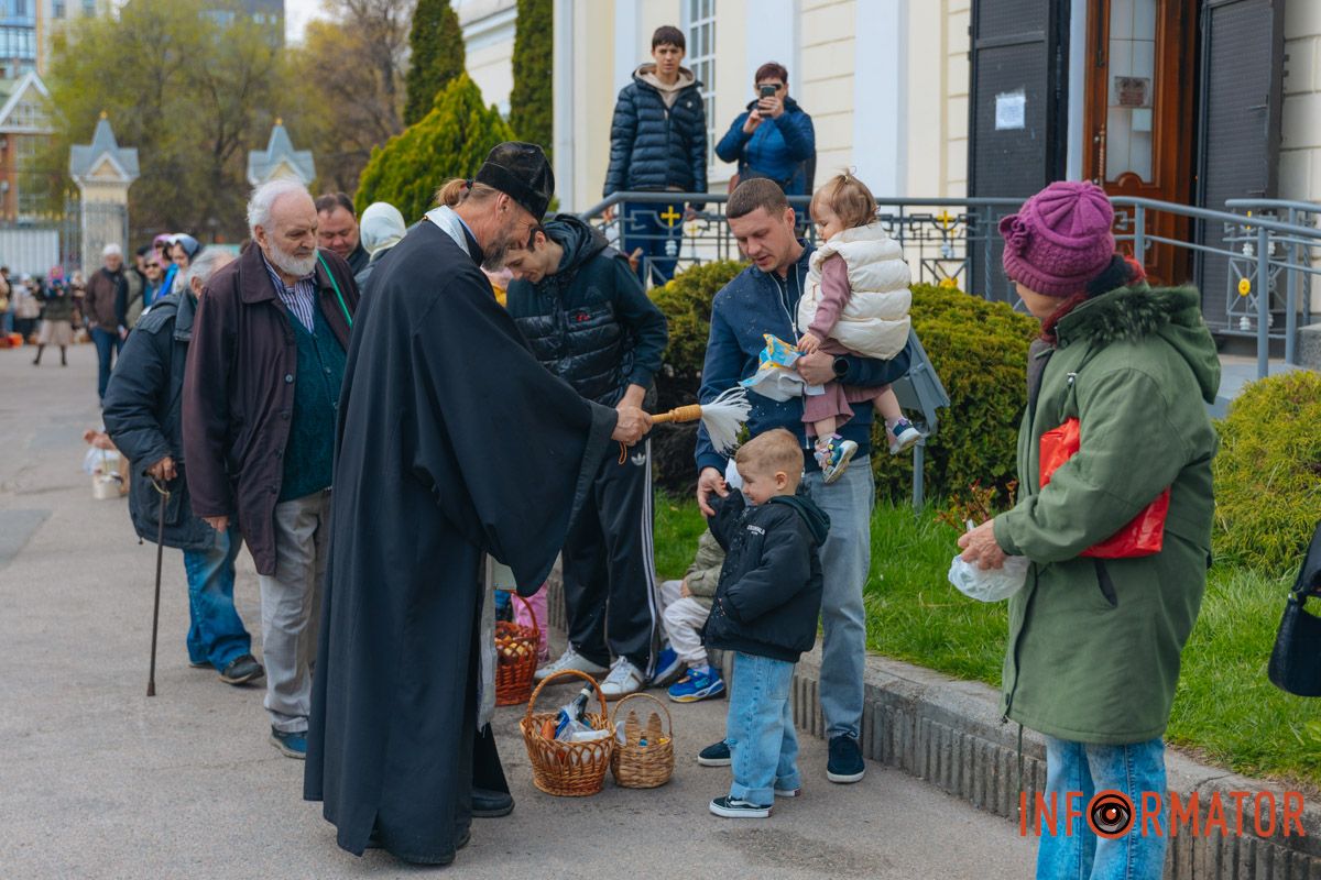 Діти з цікавістю беруть участь у обряді окроплення