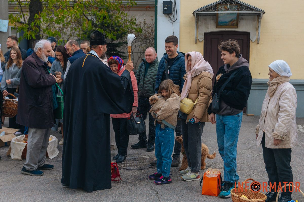 І маленьких окропили