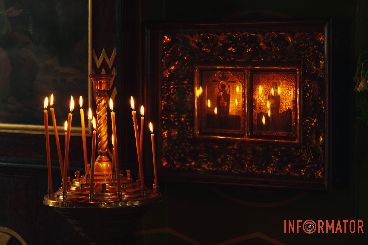 У молитовній тиші собору мерехтіння свічок створює особливий затишок