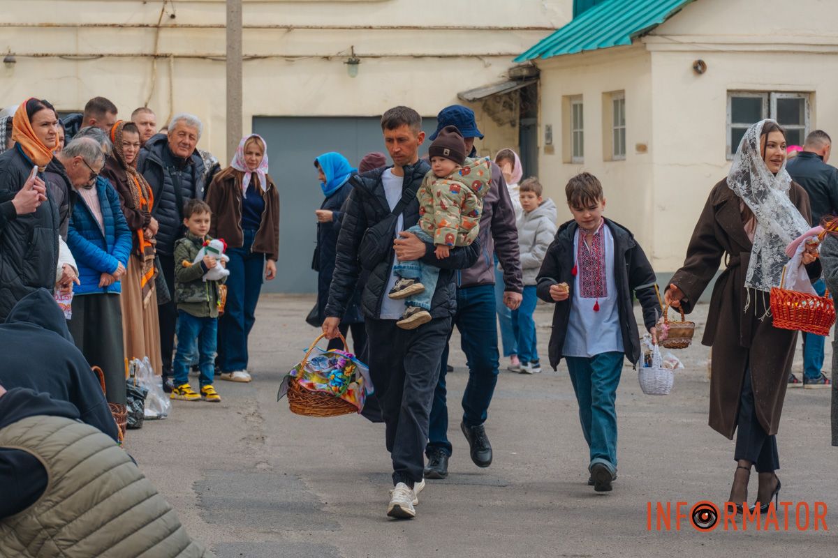 Батьки з малечею на подвір’ї кафедрального собору