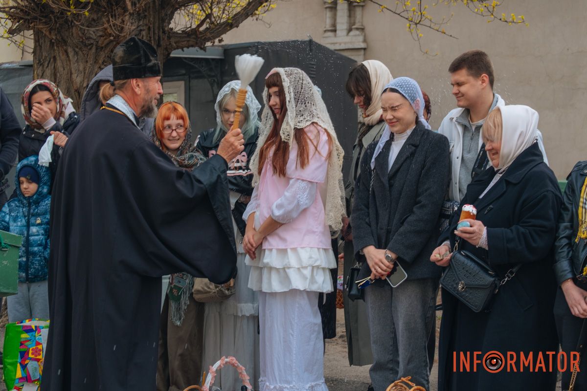 Свята вода летить на всіх