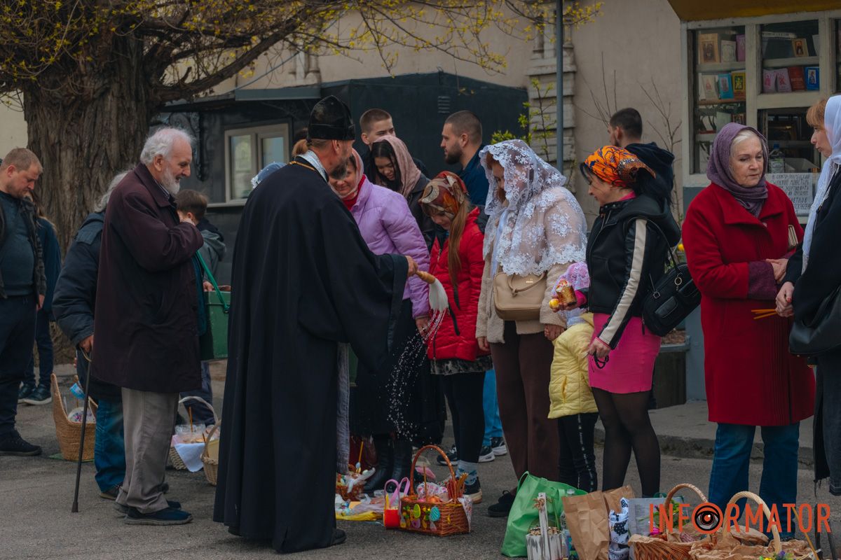 Свята вода окроплює і кошики, і самих городян