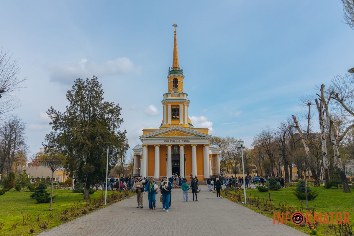 Вже з першими променями сонця площа перед кафедральним собором почала заповнюватися людьми