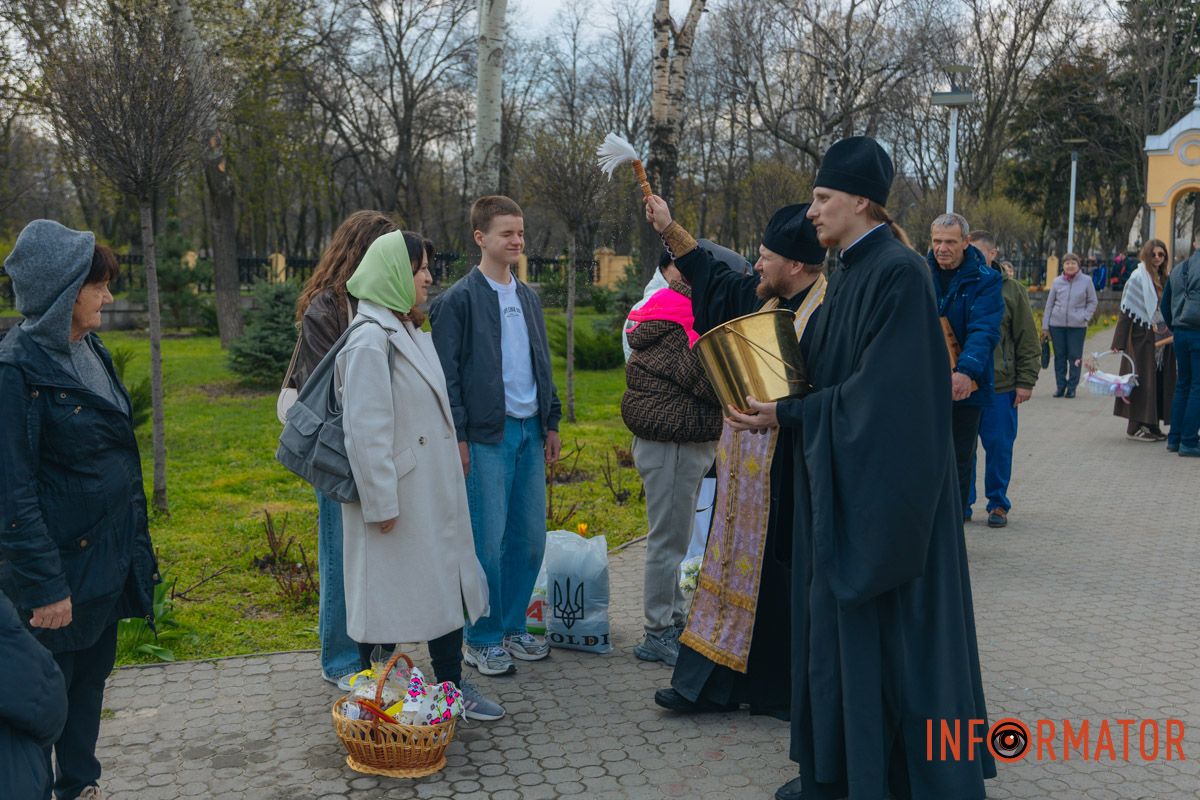 Ошатні кошики чекають на благословення під стінами Спасо-Преображенського собору