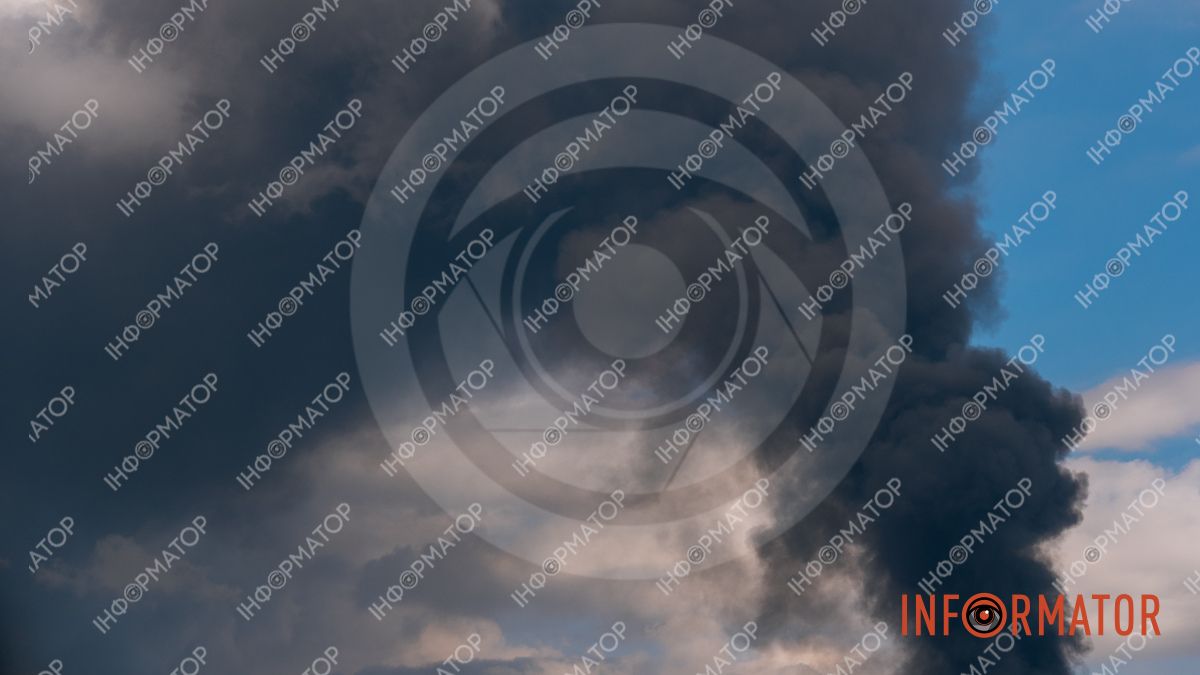 Кількість постраждалих зросла: дим від пожежі, що виникла через ворожу атаку, видно по усьому Дніпру