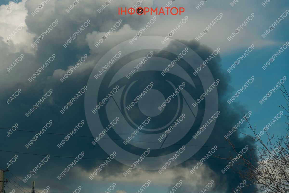 Кількість постраждалих зросла: дим від пожежі, що виникла через ворожу атаку, видно по усьому Дніпру 16