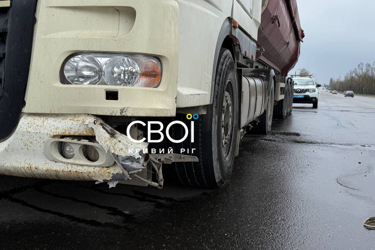 По словам очевидцев, водитель Skoda задел фуру на мосту и автомобиль отбросило