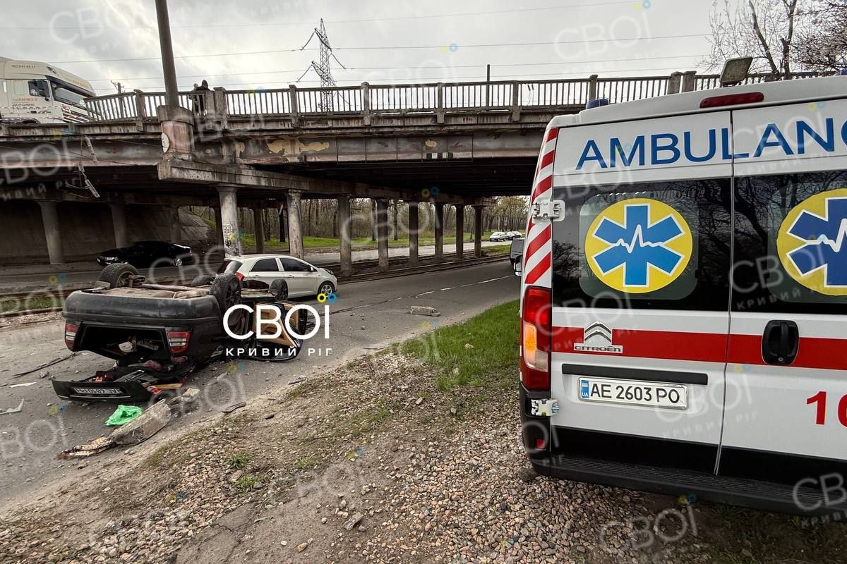 Машина опрокинулась на крышу