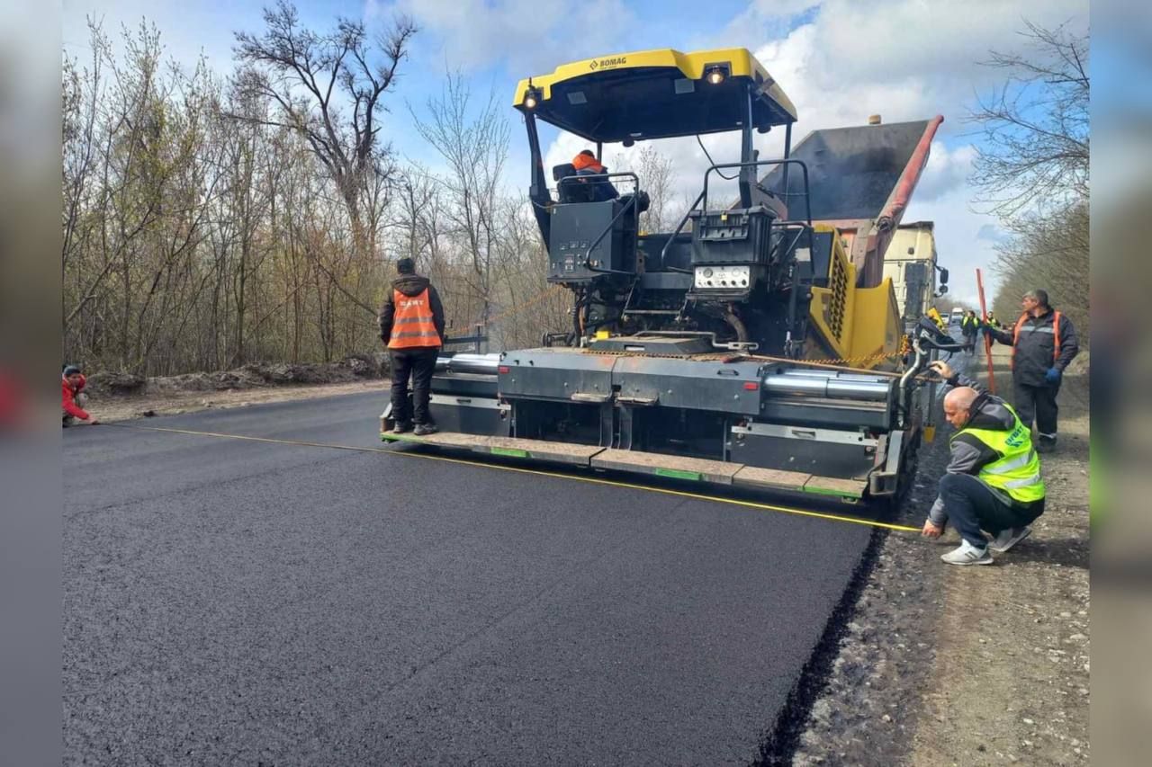 До робіт залучені 107 дорожників у складі 21 бригади, які щодня ліквідовують аварійну ямковість