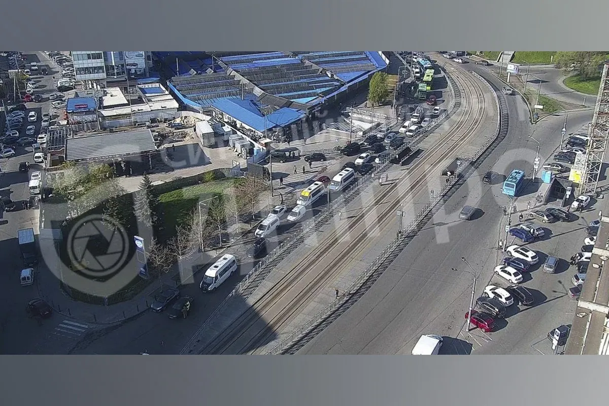 Ускладнений рух у бік центру: у Дніпрі на вулиці 128 бригади Тероборони спостерігається тягучка 1