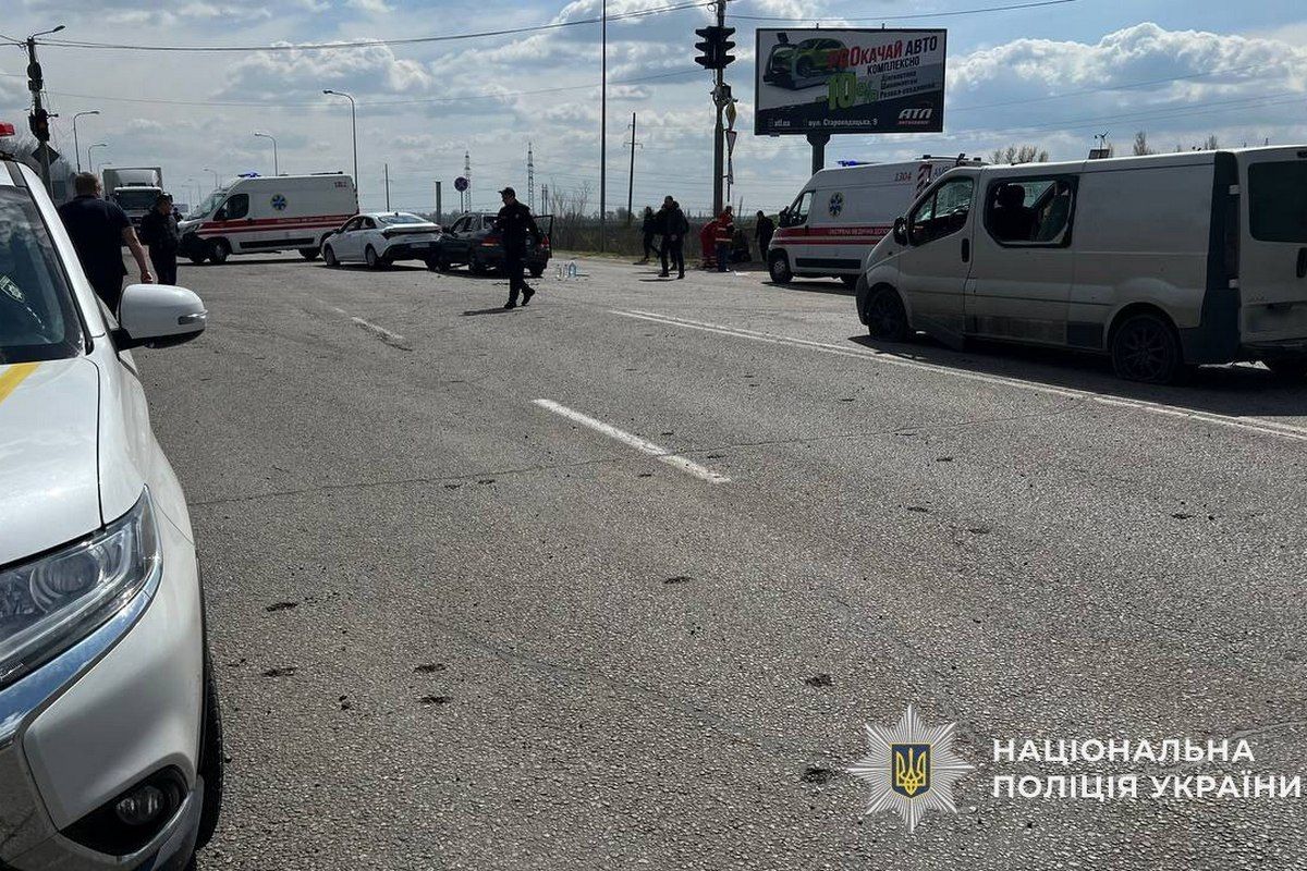 Ворог атакував Дніпро ракетою: з’явилися фото з місця ворожого удару 3