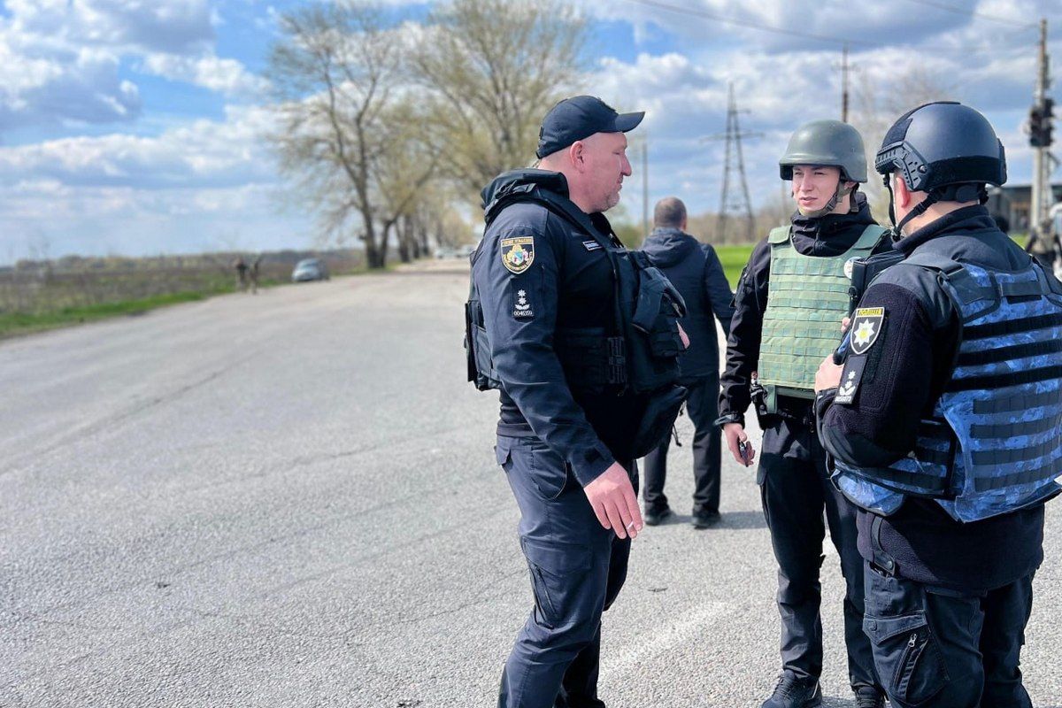 Ворог атакував Дніпро ракетою: з’явилися фото з місця ворожого удару 5