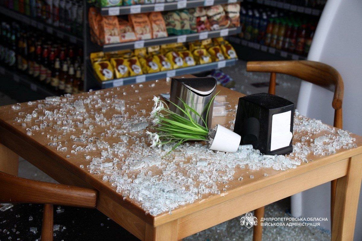 Ворог атакував Дніпро ракетою: з’явилися фото з місця ворожого удару 7