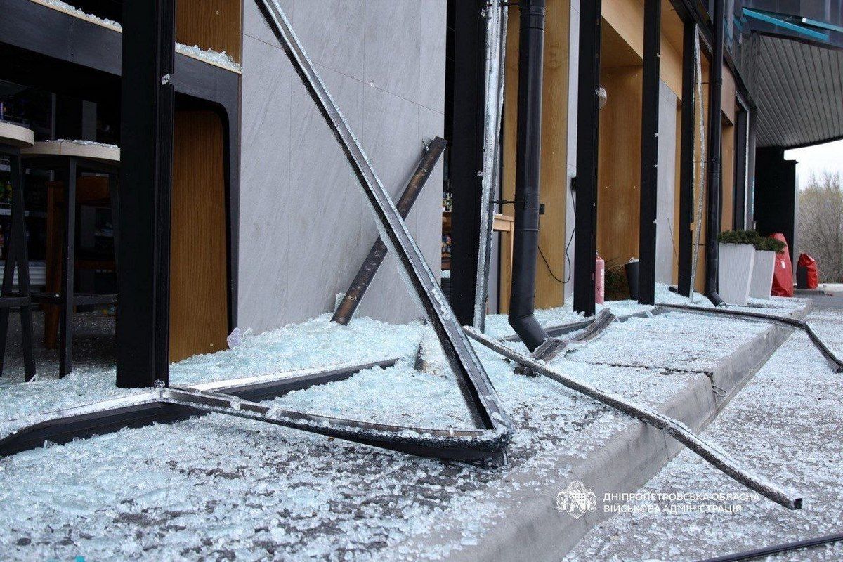 Ворог атакував Дніпро ракетою: з’явилися фото з місця ворожого удару 4