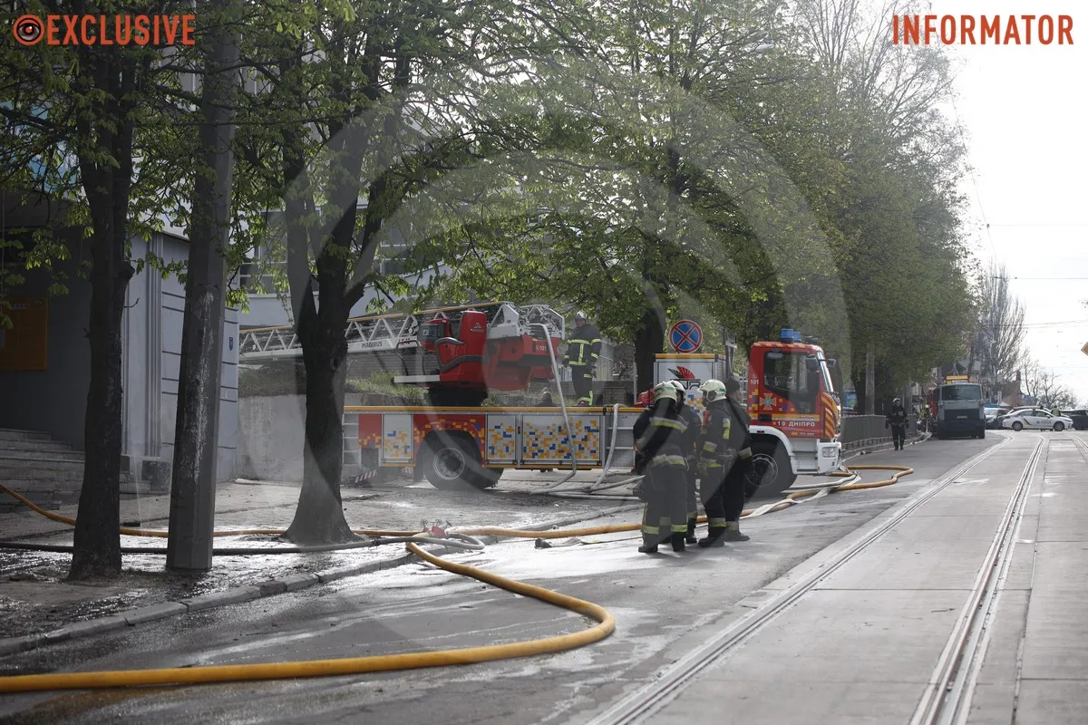 В воздухе ощущается запах дыма.
