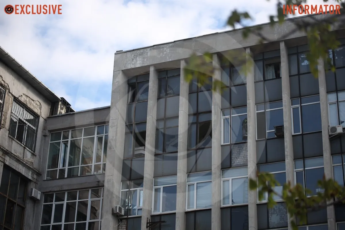 Выбитые окна в здании