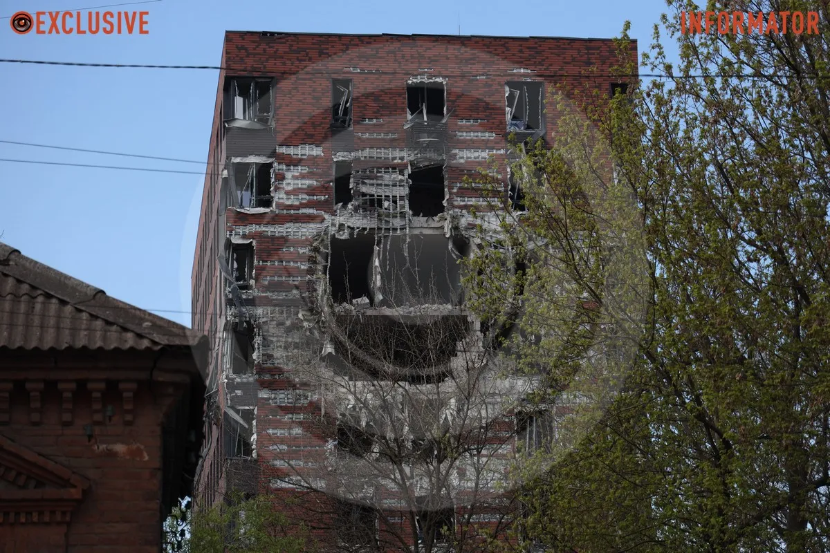 Поврежденный неподалеку дом