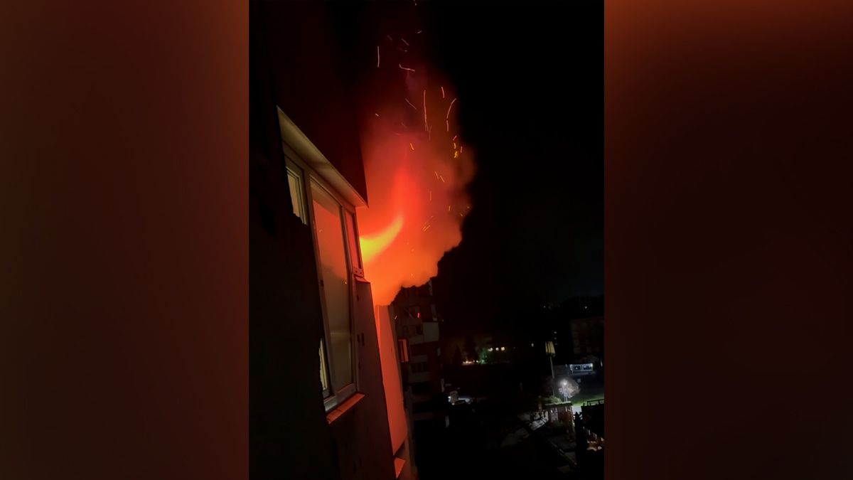 Нічна пожежа у Дніпрі на проспекті Науки: рятувальники винесли чоловіка із задимленої квартири