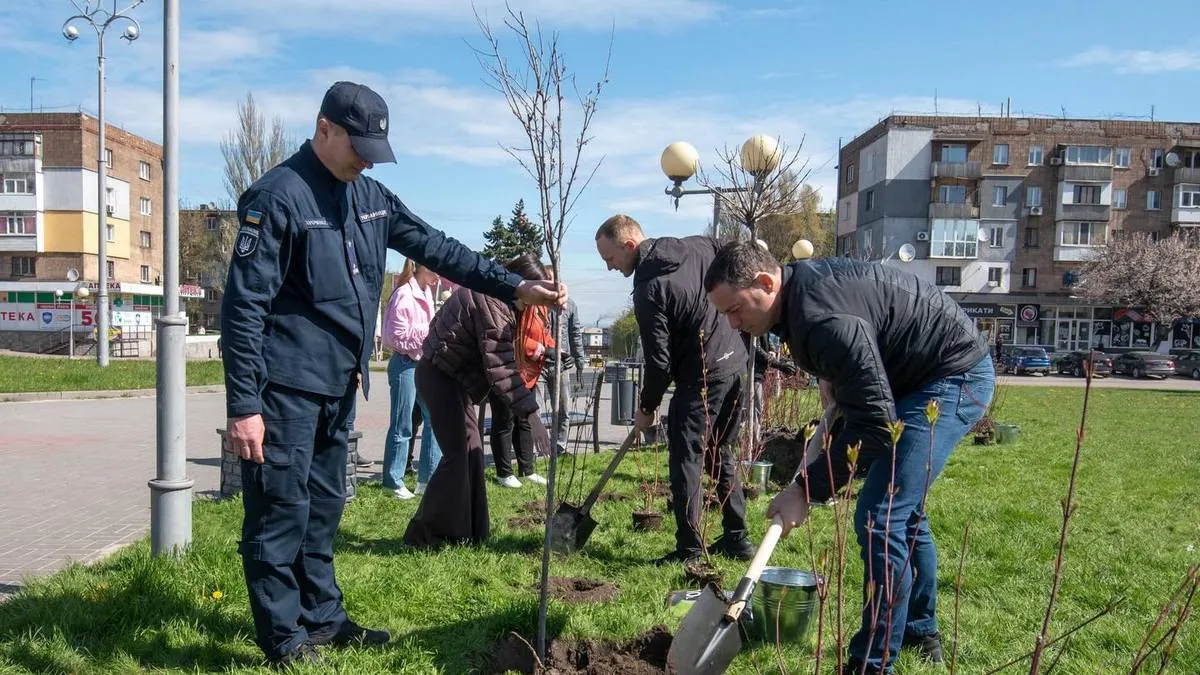 У Кам’янському висадили дерева та кущі у зеленій зоні навпроти залізничного вокзалу на проспекті Свободи