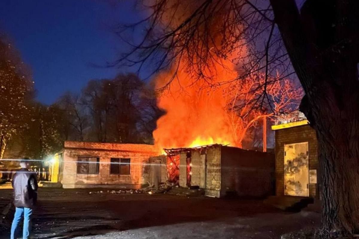 На місці удару виникла пожежа