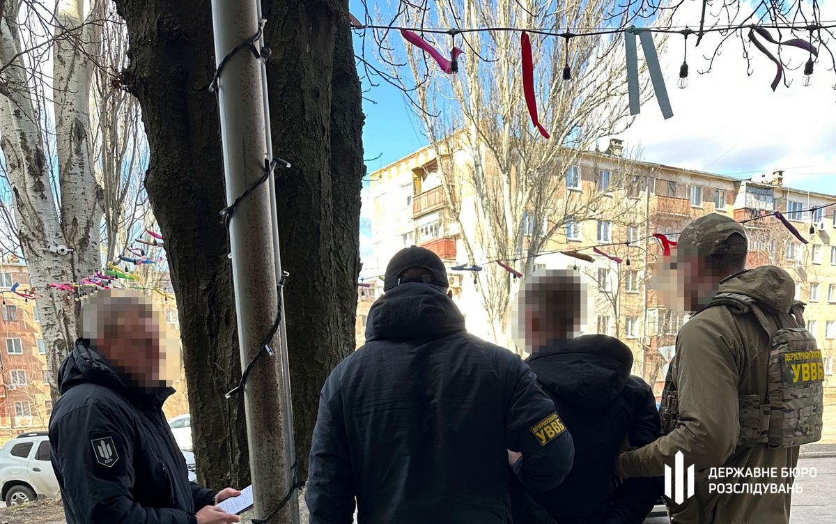 Прикордонник з Дніпропетровської області підшуковував клієнтів серед знайомих чоловіків призовного віку, які хотіли уникнути служби та виїхати з України Прикордонник з Дніпропетровської області підшуковував клієнтів серед знайомих чоловіків призовного віку, які хотіли уникнути служби та виїхати з України