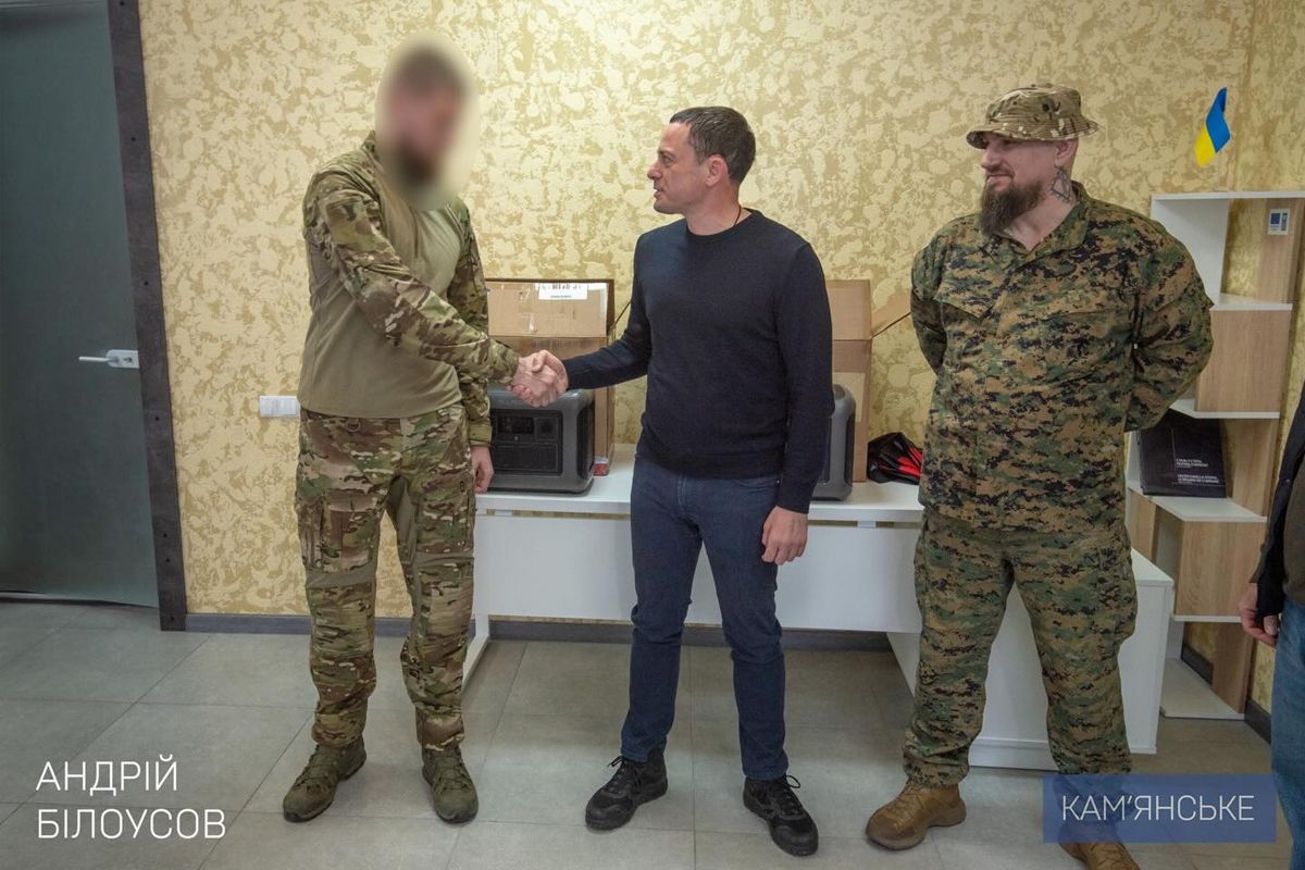 А обладнання допоможе забезпечити безперебійну роботу техніки в польових умовах Бійцям підрозділу ГУР Kraken із Кам’янського передали портативні зарядні станції 3