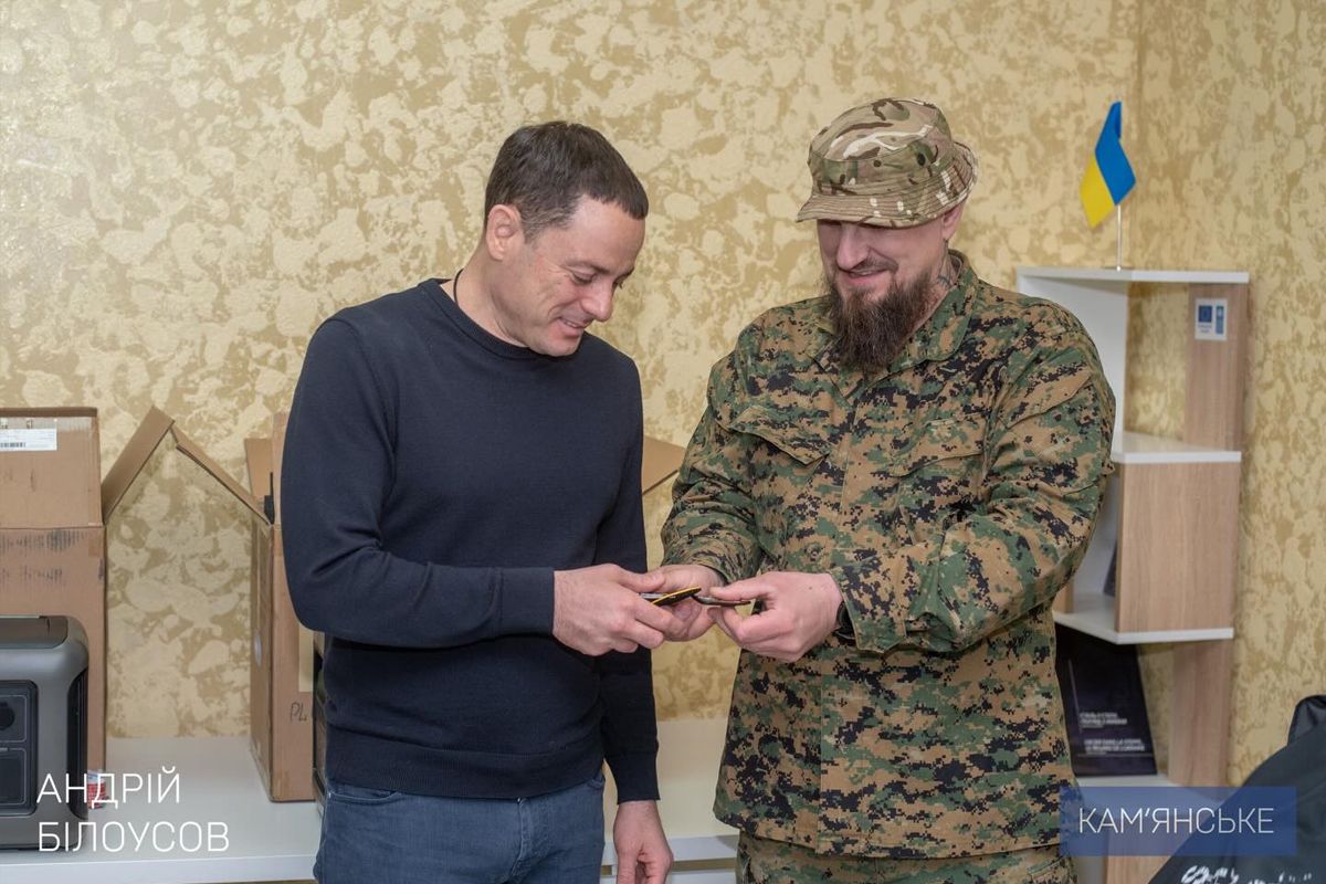 Бійцям підрозділу ГУР МО України Kraken із Кам’янського передали зарядні станції від громадської організації “Бджола” Бійцям підрозділу ГУР Kraken із Кам’янського передали портативні зарядні станції 1