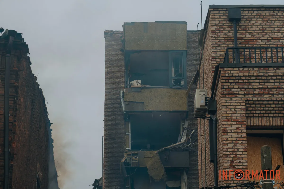 Зруйновані будинки, вибиті вікна, згорілі авто: як виглядає Дніпро після нічної атаки 16 квітня 21
