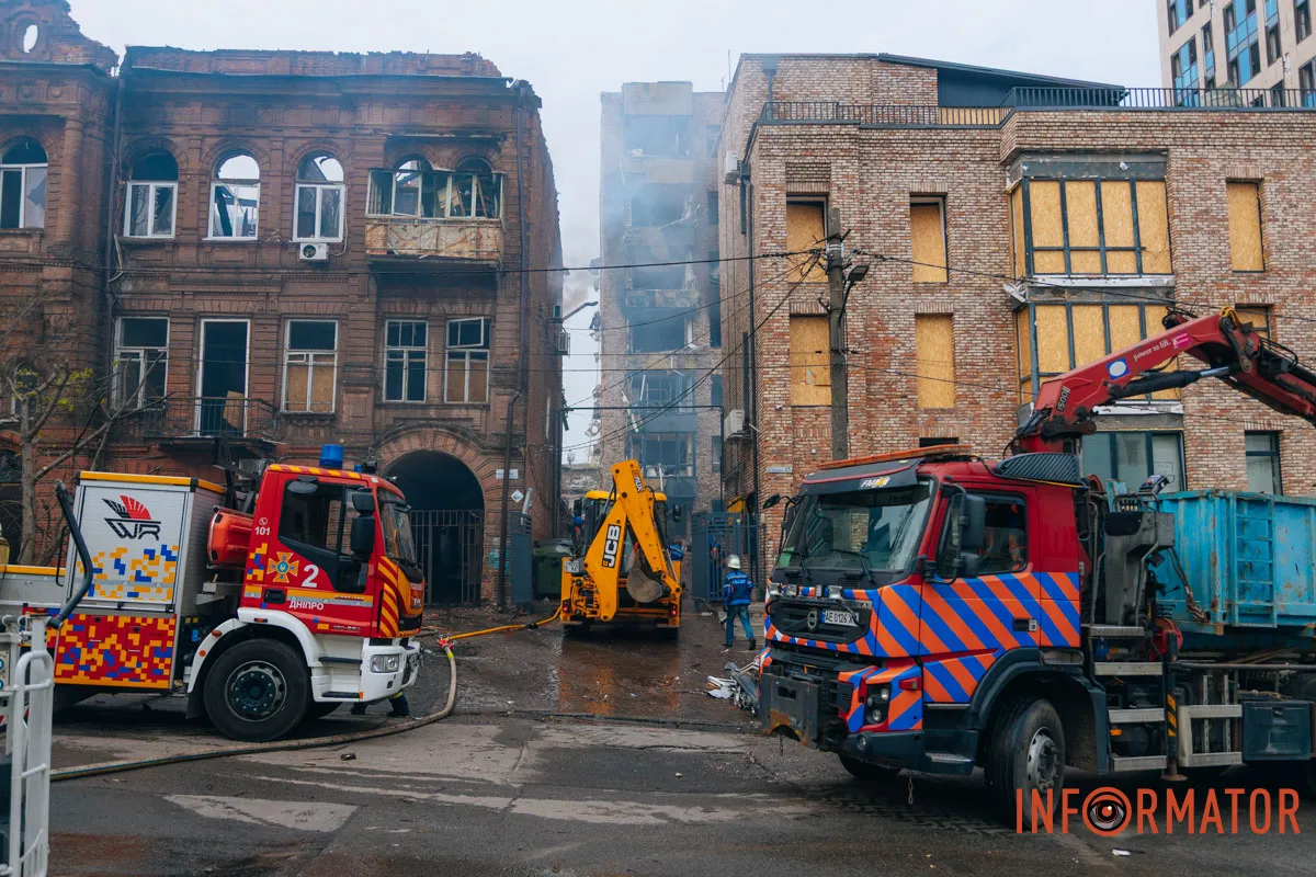 Зруйновані будинки, вибиті вікна, згорілі авто: як виглядає Дніпро після нічної атаки 16 квітня 20
