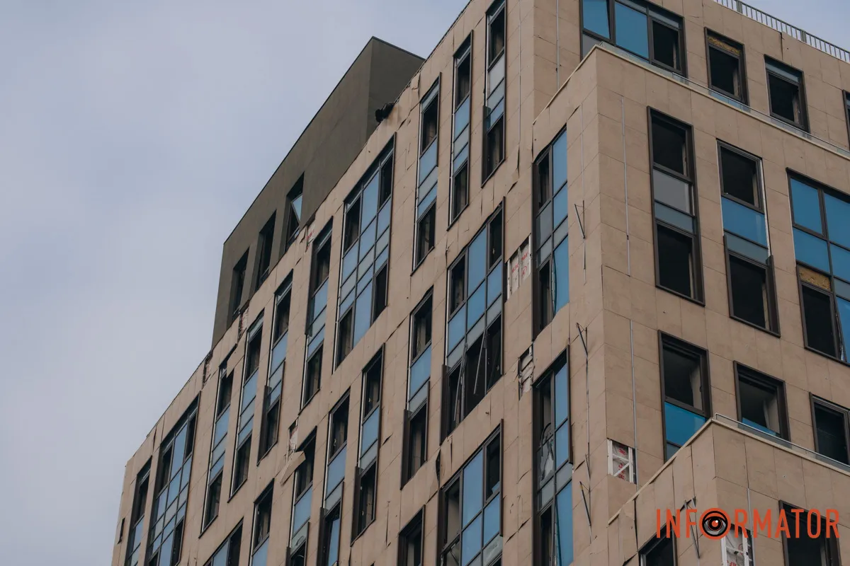 У багатоповерхівках зруйновані балкони, вибиті вікна та пошкоджені фасади