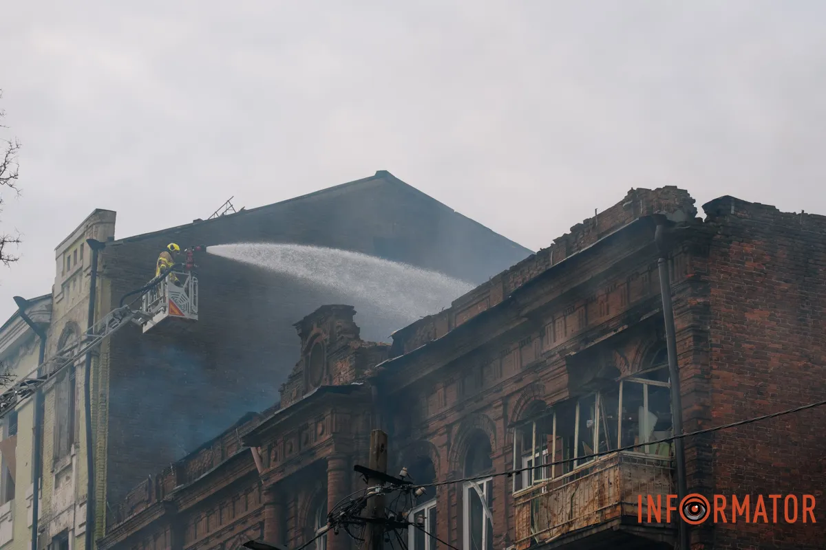 Зруйновані будинки, вибиті вікна, згорілі авто: як виглядає Дніпро після нічної атаки 16 квітня 19