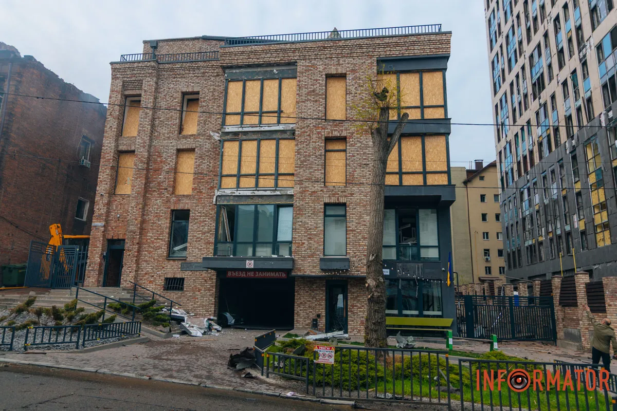 Зруйновані будинки, вибиті вікна, згорілі авто: як виглядає Дніпро після нічної атаки 16 квітня 15