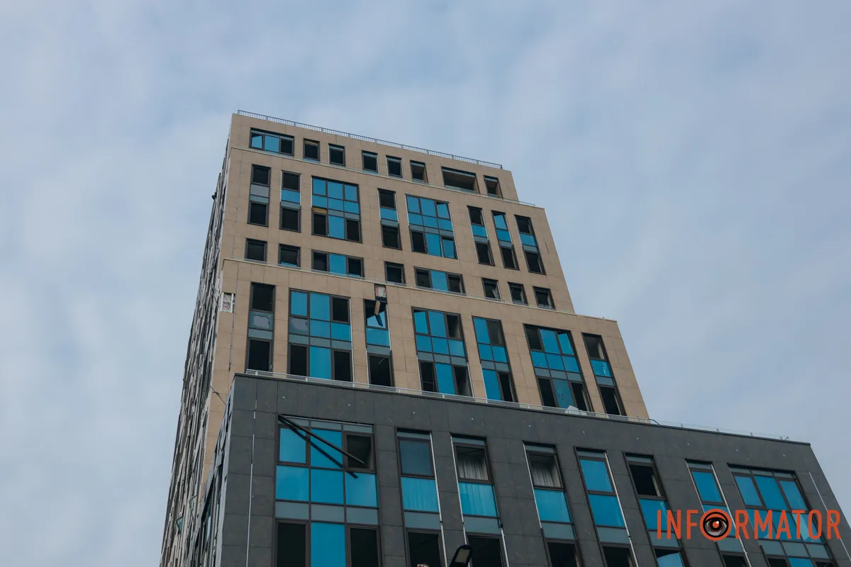 Зруйновані будинки, вибиті вікна, згорілі авто: як виглядає Дніпро після нічної атаки 16 квітня 14