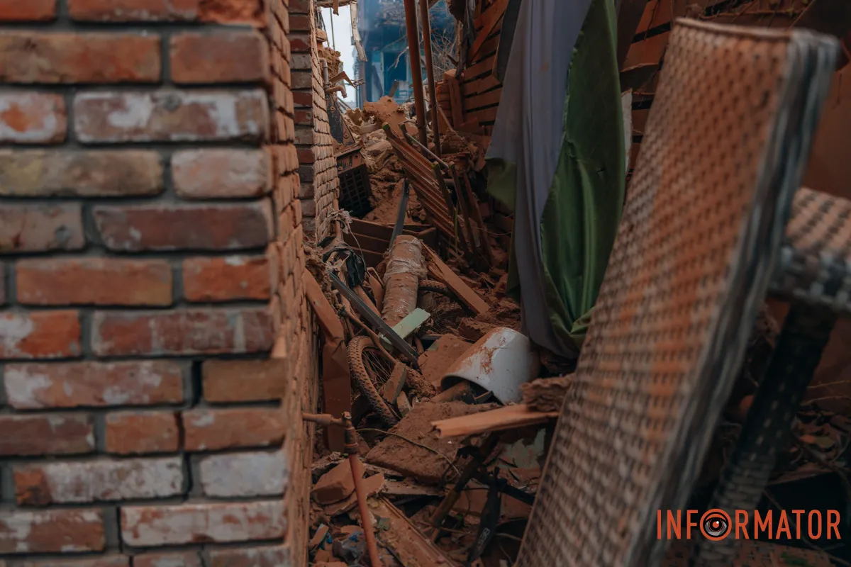 Розбір завалів триває