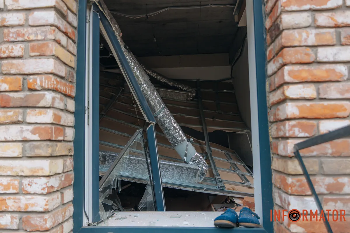 Зруйновані будинки, вибиті вікна, згорілі авто: як виглядає Дніпро після нічної атаки 16 квітня 23