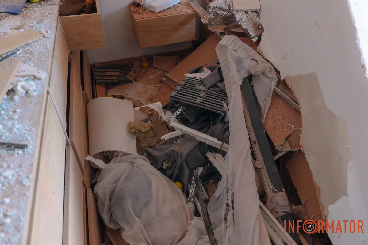 Зруйновані будинки, вибиті вікна, згорілі авто: як виглядає Дніпро після нічної атаки 16 квітня 22