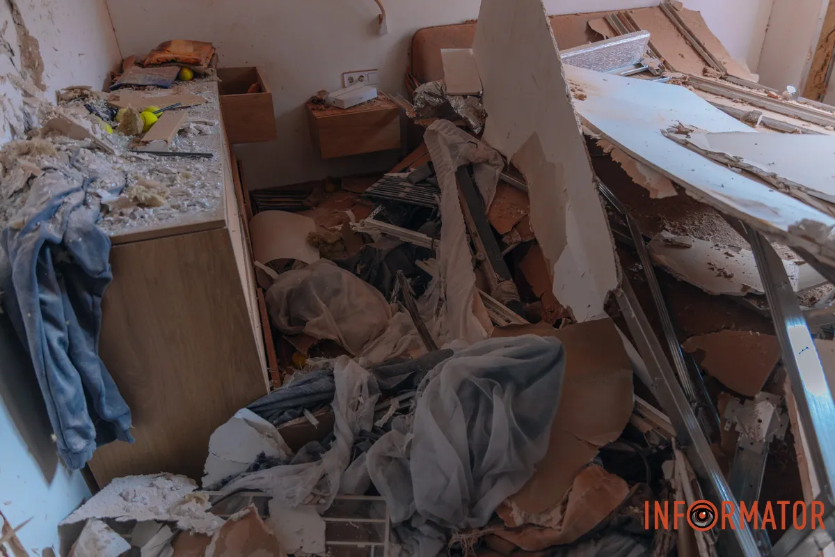 Зруйновані будинки, вибиті вікна, згорілі авто: як виглядає Дніпро після нічної атаки 16 квітня 13