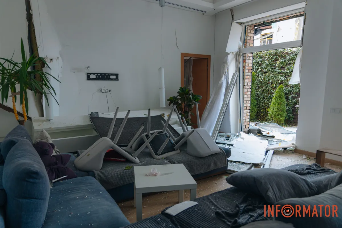 Зруйновані будинки, вибиті вікна, згорілі авто: як виглядає Дніпро після нічної атаки 16 квітня 17
