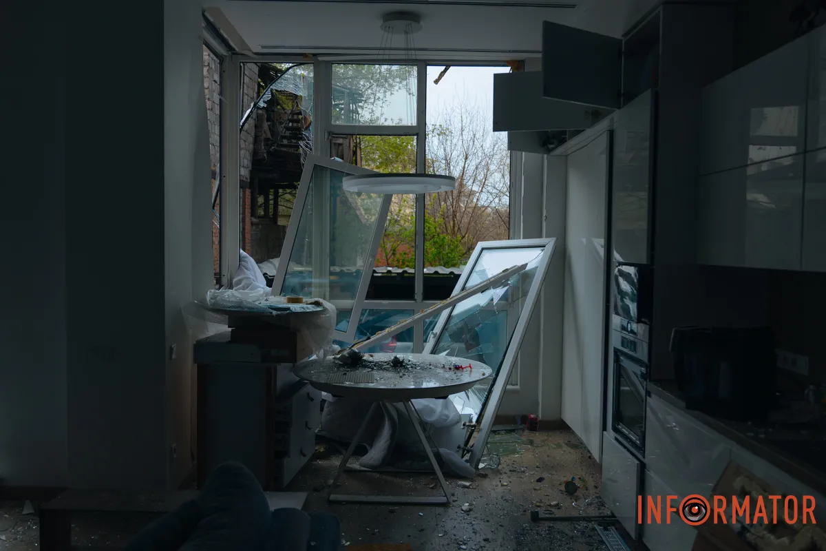 Зруйновані будинки, вибиті вікна, згорілі авто: як виглядає Дніпро після нічної атаки 16 квітня 24