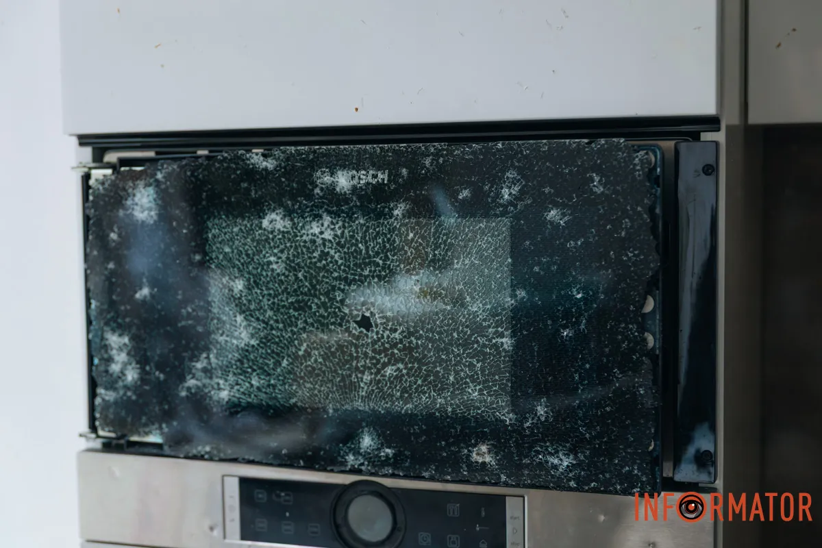 Зруйновані будинки, вибиті вікна, згорілі авто: як виглядає Дніпро після нічної атаки 16 квітня 25