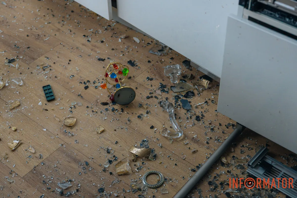 Зруйновані будинки, вибиті вікна, згорілі авто: як виглядає Дніпро після нічної атаки 16 квітня 35