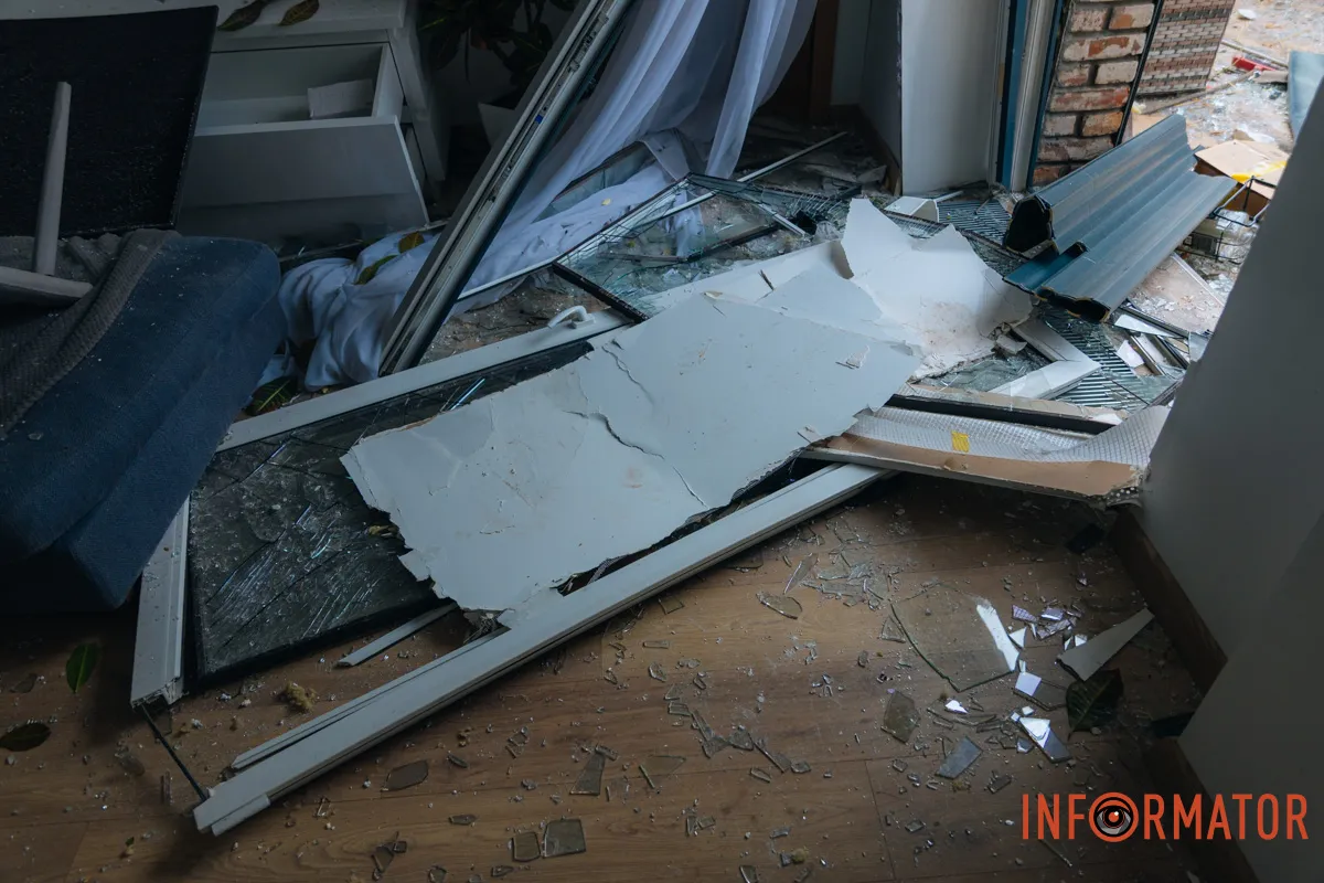 Зруйновані будинки, вибиті вікна, згорілі авто: як виглядає Дніпро після нічної атаки 16 квітня 31