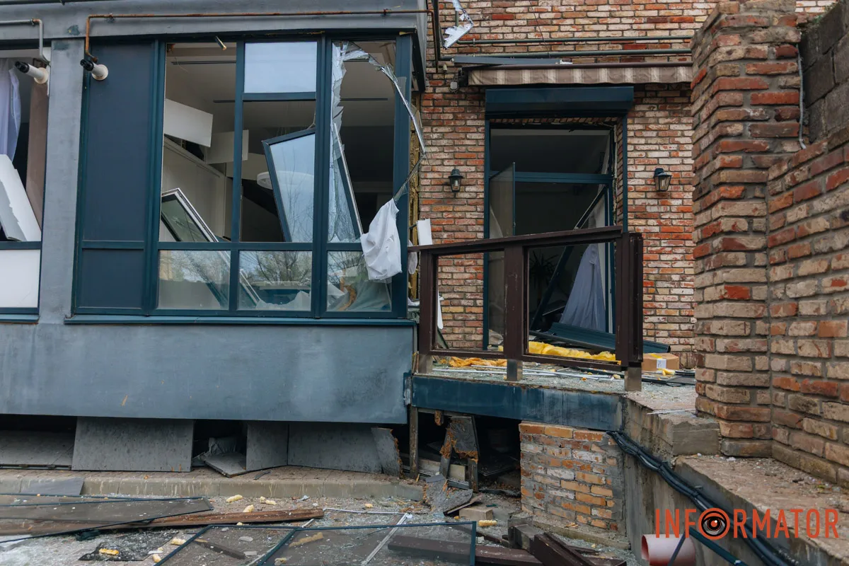 Зруйновані будинки, вибиті вікна, згорілі авто: як виглядає Дніпро після нічної атаки 16 квітня 11