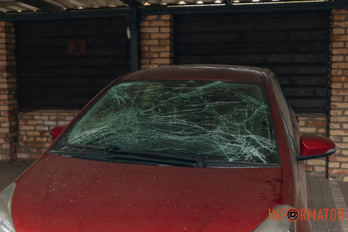 Зруйновані будинки, вибиті вікна, згорілі авто: як виглядає Дніпро після нічної атаки 16 квітня 12