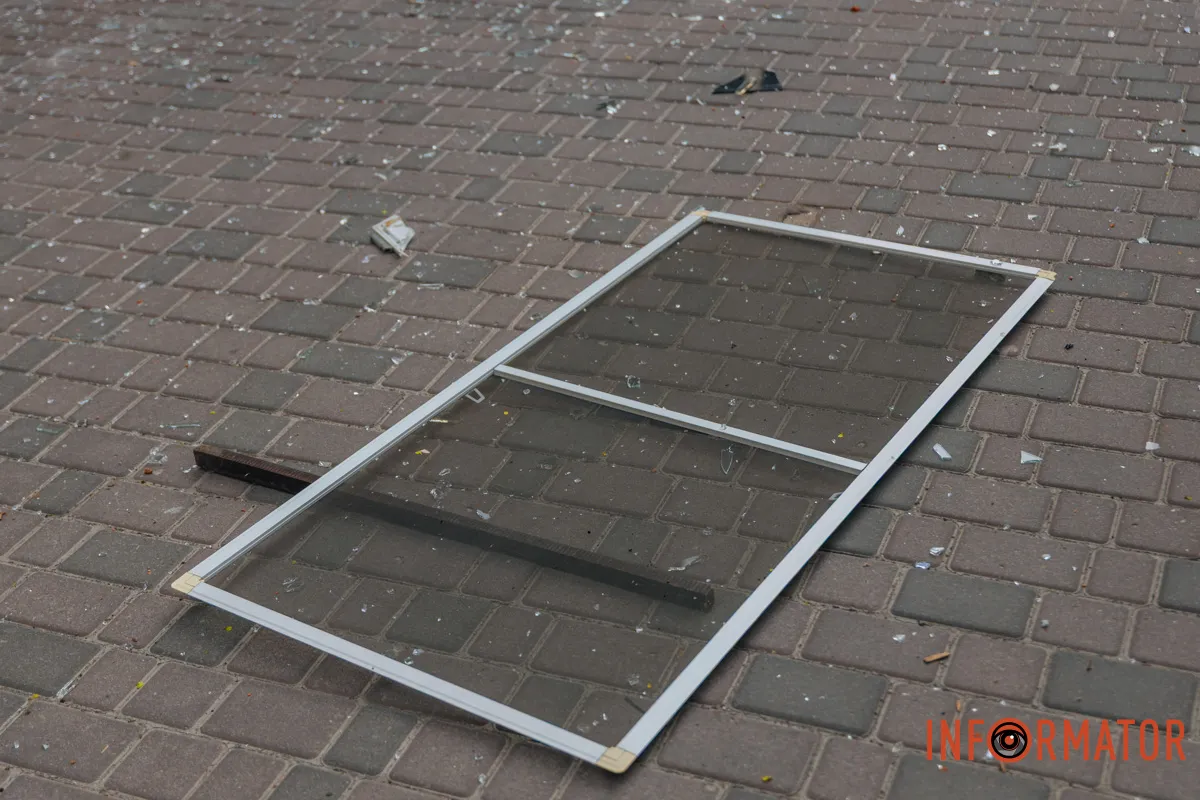 Зруйновані будинки, вибиті вікна, згорілі авто: як виглядає Дніпро після нічної атаки 16 квітня 30